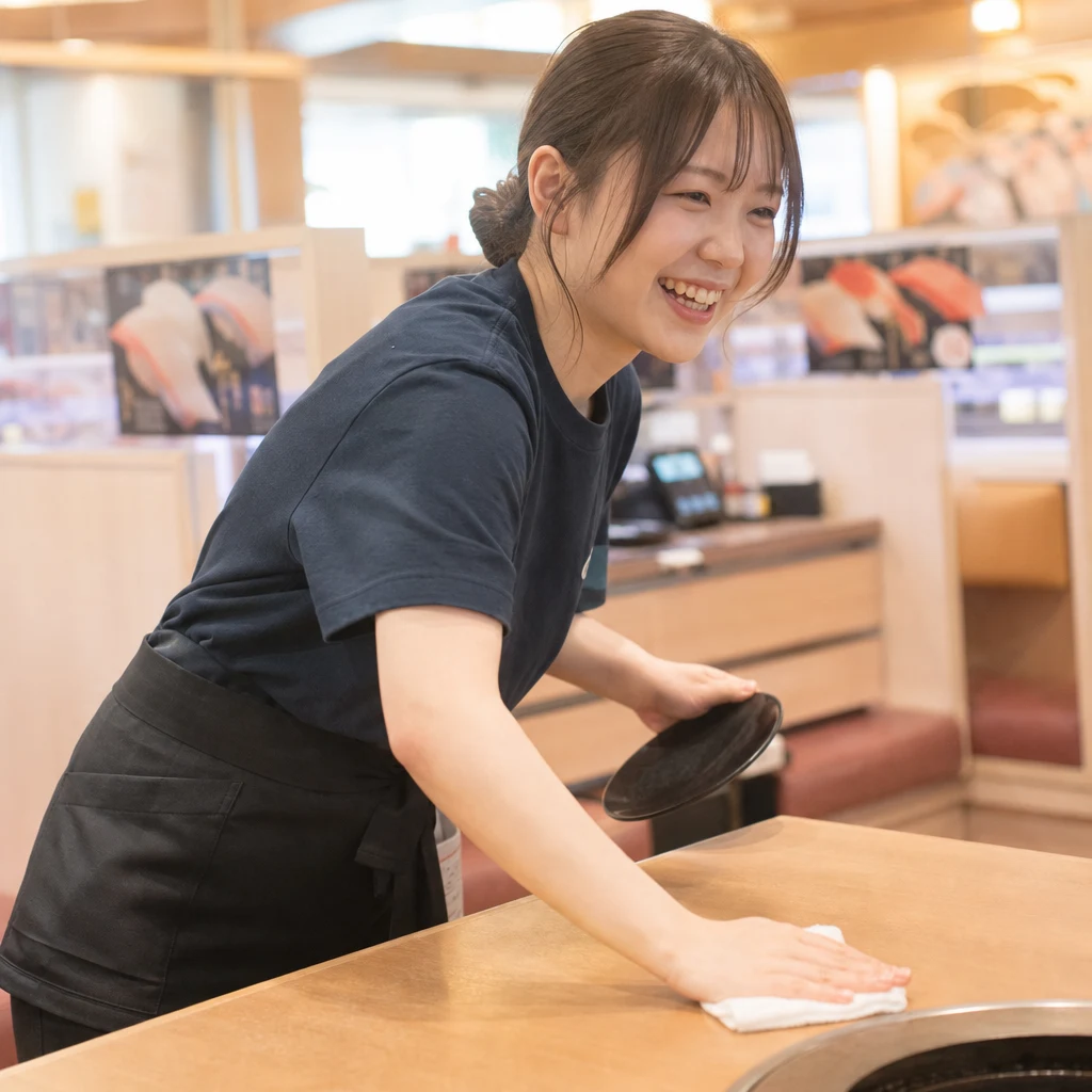 家族客を迎える回転寿司・焼肉店のアルバイトスタッフ